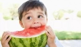 宝宝吃瓜的动作视频