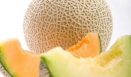 直播卖哈密瓜吃瓜老头,哈密瓜老头演绎吃瓜传奇