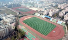 辽科大操场吃瓜,校园生活新趣味