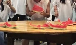 同学打架老师吃瓜,老师“吃瓜”见证同学打架现场