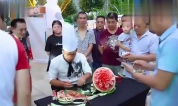 摆地摊群众吃瓜,瓜田里的生活百态