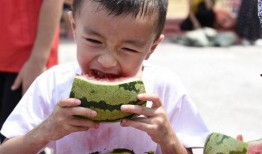 父母吃瓜的样子,欢乐与温馨的瞬间