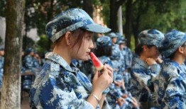 军训吃瓜女孩,揭秘军营里的青春故事