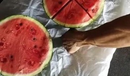 别人用刀切瓜给我吃,共享美食的温馨瞬间