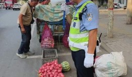 摆地摊群众吃瓜,瓜田里的生活百态