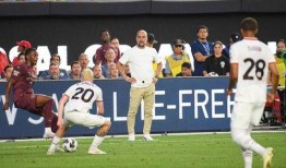 为足球吃瓜球迷,揭秘赛场背后的趣味故事