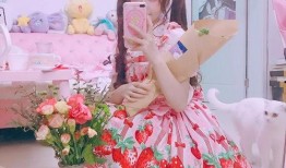 吃瓜情侣洛丽塔,吃瓜情侣的甜蜜与争议