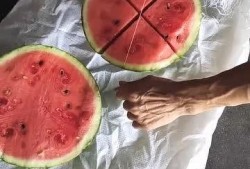 别人用刀切瓜给我吃,共享美食的温馨瞬间