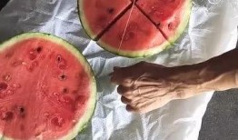 别人用刀切瓜给我吃,共享美食的温馨瞬间