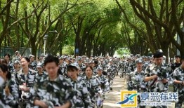 军训吃瓜女孩,揭秘军营里的青春故事