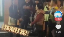 帅哥与大妈吃瓜,一场跨界吃瓜盛宴