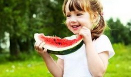 小朋友吃大瓜,小朋友欢乐吃大瓜