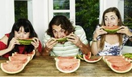 王冕小水吃瓜大战,一场网络红人的甜蜜较量