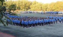 辽科大操场吃瓜,校园生活新趣味