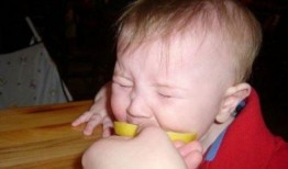 外婆吃瓜搞笑瞬间,笑料百出，温馨满满