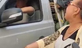 帅哥与大妈吃瓜,一场跨界吃瓜盛宴