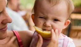 外婆吃瓜搞笑瞬间,笑料百出，温馨满满